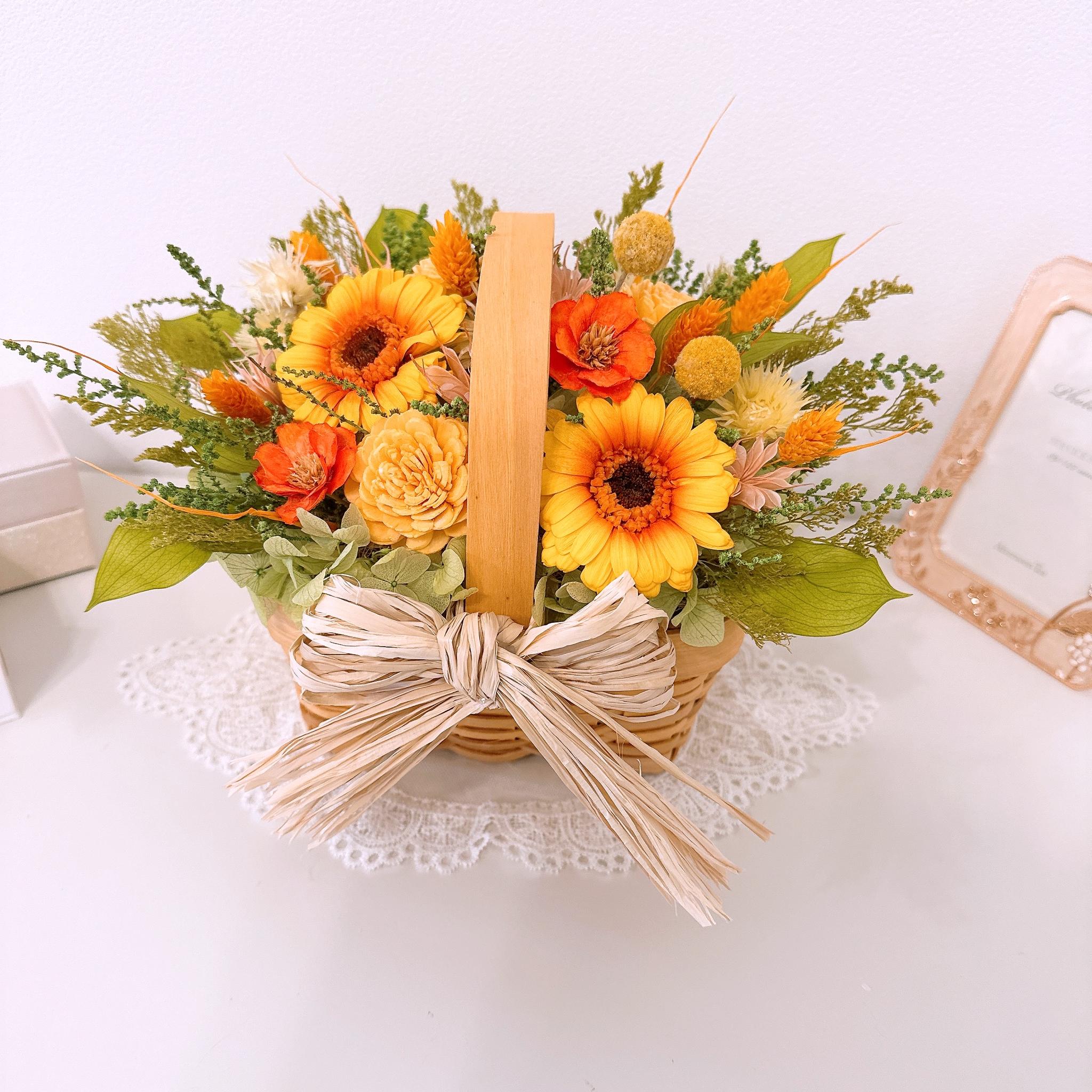 【ガーベラの花籠 フラワーバスケットM】 ビタミンカラー オレンジ イエロー 夏のギフト 誕生日 開店 還暦 長寿 祝い1枚目の画像